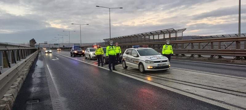 video foto: zeci de mașini și microbuze oprite pe autostradă la sibiu - jandarmii și polițiștii duc oamenii la punctele de carantină