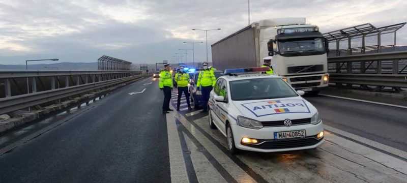 video foto: zeci de mașini și microbuze oprite pe autostradă la sibiu - jandarmii și polițiștii duc oamenii la punctele de carantină