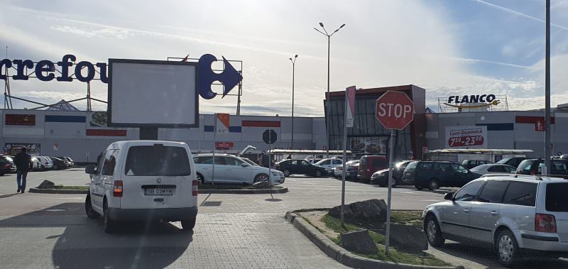 foto: sibiul în criza coronavirusului - plin de oameni în mall la shopping city, gol la terasele din centru