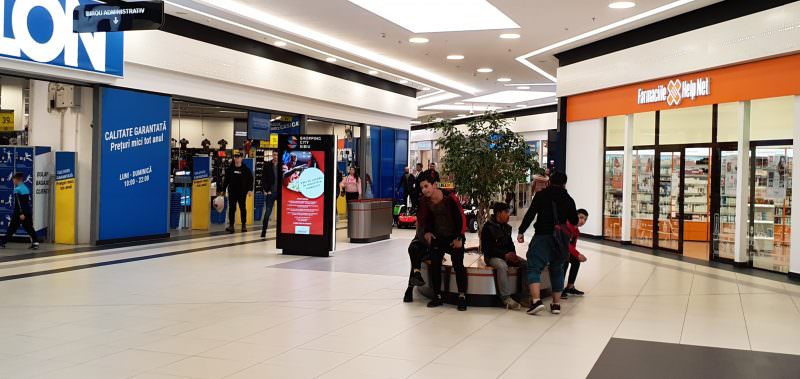 foto: sibiul în criza coronavirusului - plin de oameni în mall la shopping city, gol la terasele din centru