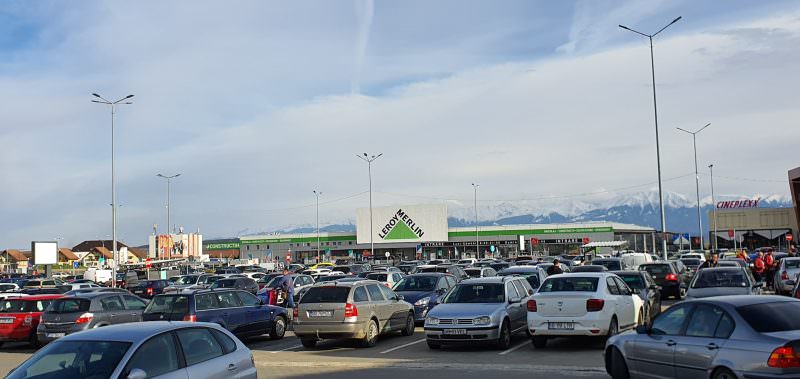 foto: sibiul în criza coronavirusului - plin de oameni în mall la shopping city, gol la terasele din centru