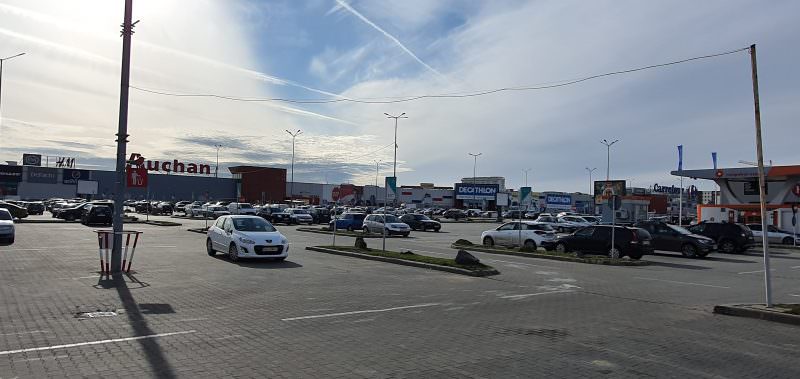 foto: sibiul în criza coronavirusului - plin de oameni în mall la shopping city, gol la terasele din centru