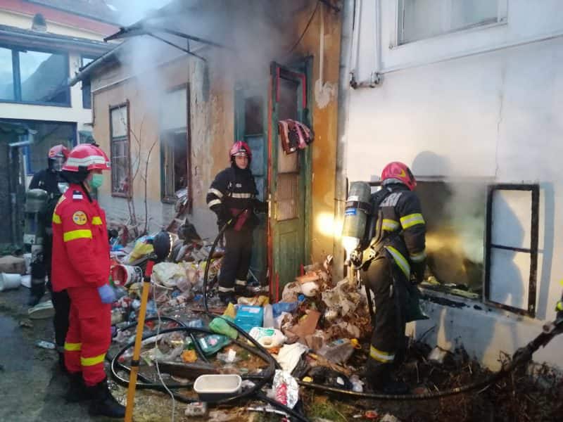 foto - cinci sibieni scoşi dintr-o casă în flăcări. de pe strada târgu peştelui