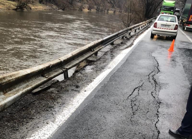 foto - ministrul transportului, în inspecţie duminică, pe valea oltului - "nu ne putem juca cu vieţile oamenilor"