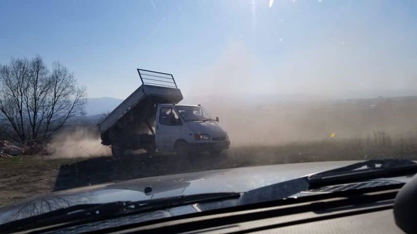 foto: nesimțire fără margini - individ surprins în timp ce aruncă gunoaie pe câmp la ieșire din sibiu spre agnita