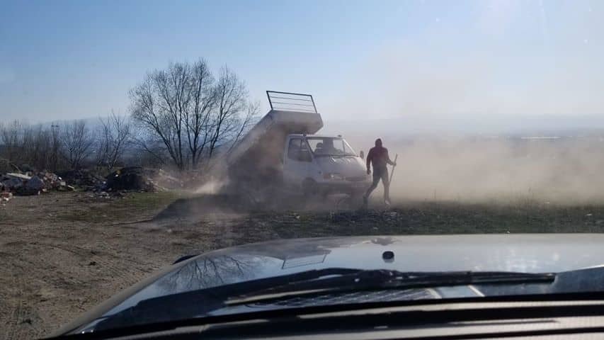 foto: nesimțire fără margini - individ surprins în timp ce aruncă gunoaie pe câmp la ieșire din sibiu spre agnita