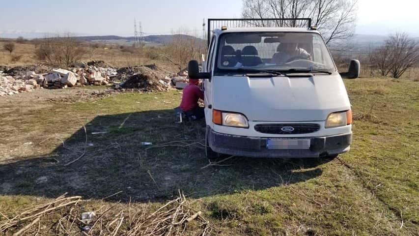 foto: nesimțire fără margini - individ surprins în timp ce aruncă gunoaie pe câmp la ieșire din sibiu spre agnita