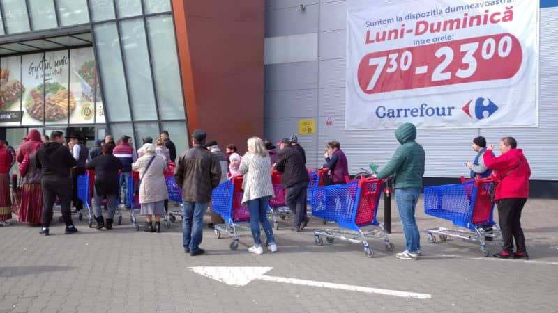 video foto - sibienii au luat cu asalt magazinele și își fac provizii. cumpără orice și stau la cozi