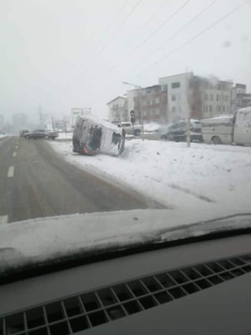 foto: prima victimă a zăpezii - mașină cu roțile-n sus pe calea cisnădiei