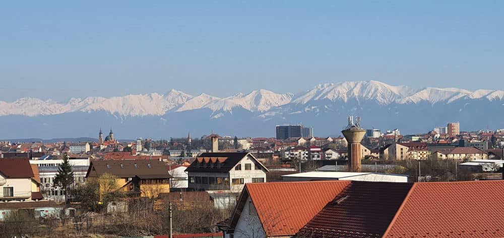 foto sibiu, vedere superbă cu munții făgăraș pe fundal - ce spun sibienii care stau acasă