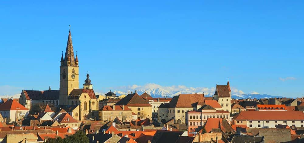 foto sibiu, vedere superbă cu munții făgăraș pe fundal - ce spun sibienii care stau acasă