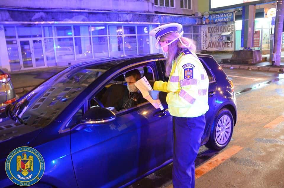 foto: poliția a dat cincisprezece amenzi la sibiu celor care au ieșit din casă după ora 22.00