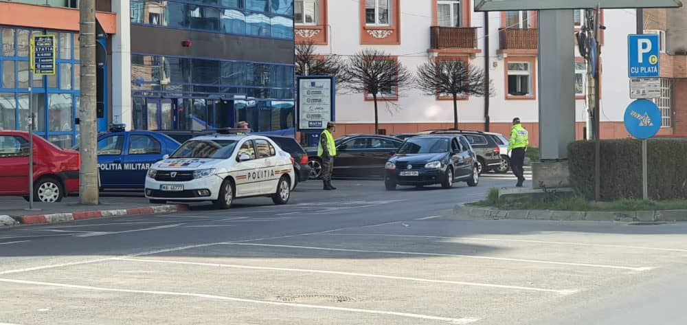 FOTO: Filtre de poliție în tot orașul - Sunt verificați șoferii și pietonii