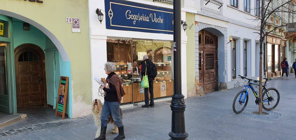 foto: s-au închis restaurantele, terasele și cafenelele din sibiu - nu și gogoșeriile și covrigăriile