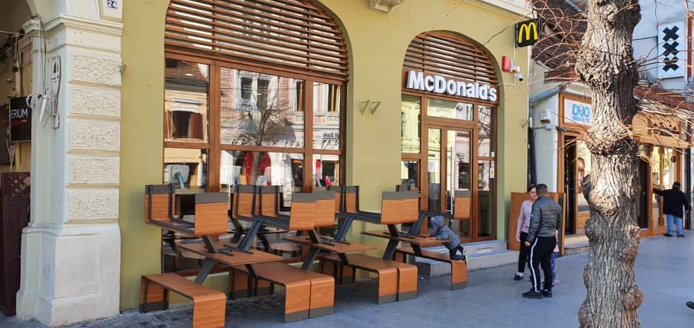 foto: s-au închis restaurantele, terasele și cafenelele din sibiu - nu și gogoșeriile și covrigăriile