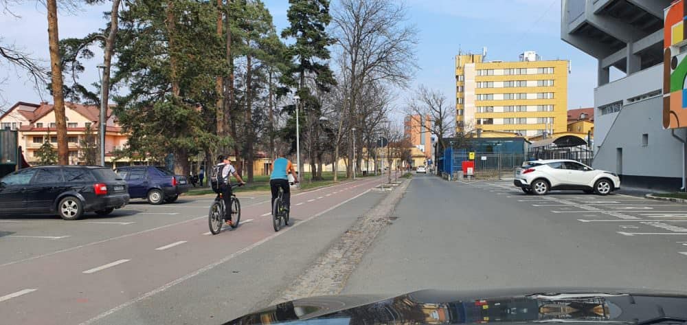 video foto: sibienii au ieșit la iarbă verde și grătare la curmătura ștezii în plină pandemie de coronavirus