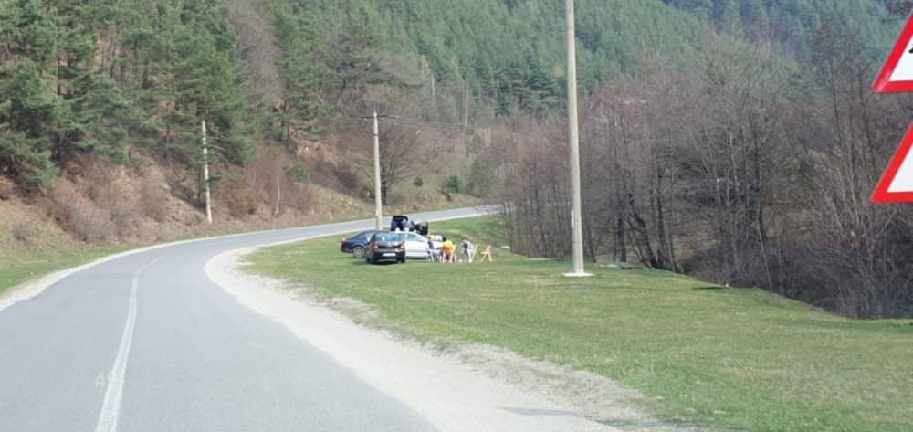 video foto: sibienii au ieșit la iarbă verde și grătare la curmătura ștezii în plină pandemie de coronavirus