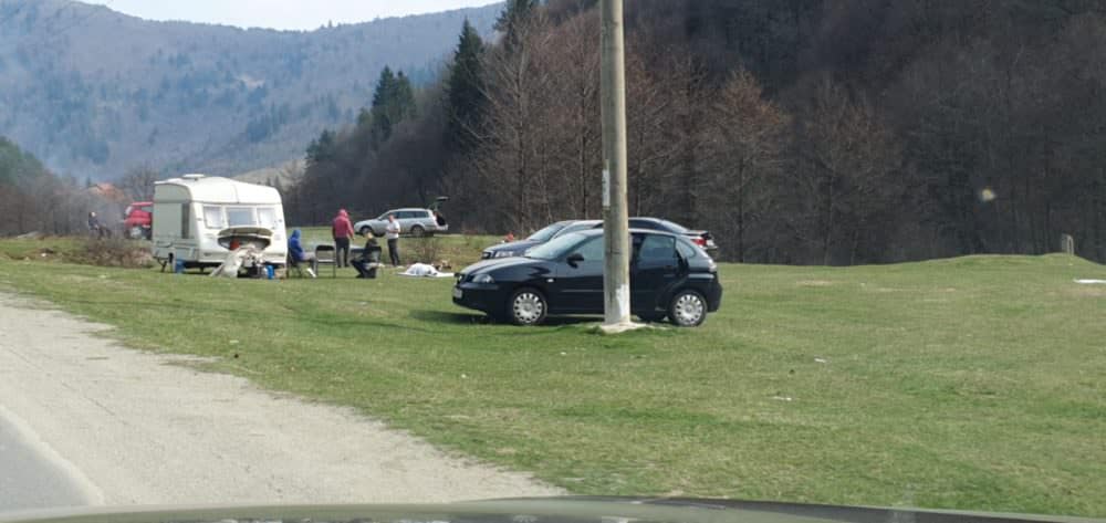 video foto: sibienii au ieșit la iarbă verde și grătare la curmătura ștezii în plină pandemie de coronavirus