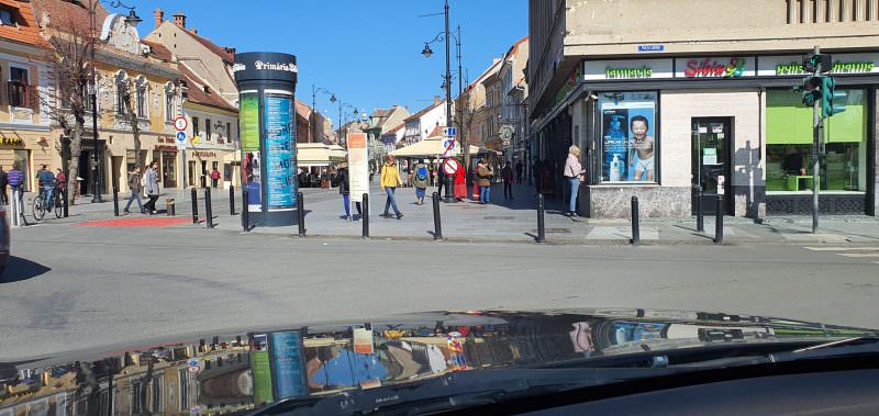 foto: cum arată sibiul luni la prânz - pe centru doar câteva magazine și restaurante sunt închise