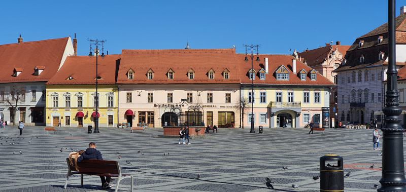 FOTO: Cum arată Sibiul luni la prânz - Pe centru doar câteva magazine și restaurante sunt închise