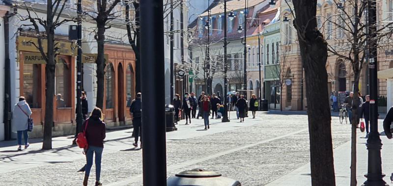 FOTO: Cum arată Sibiul luni la prânz - Pe centru doar câteva magazine și restaurante sunt închise