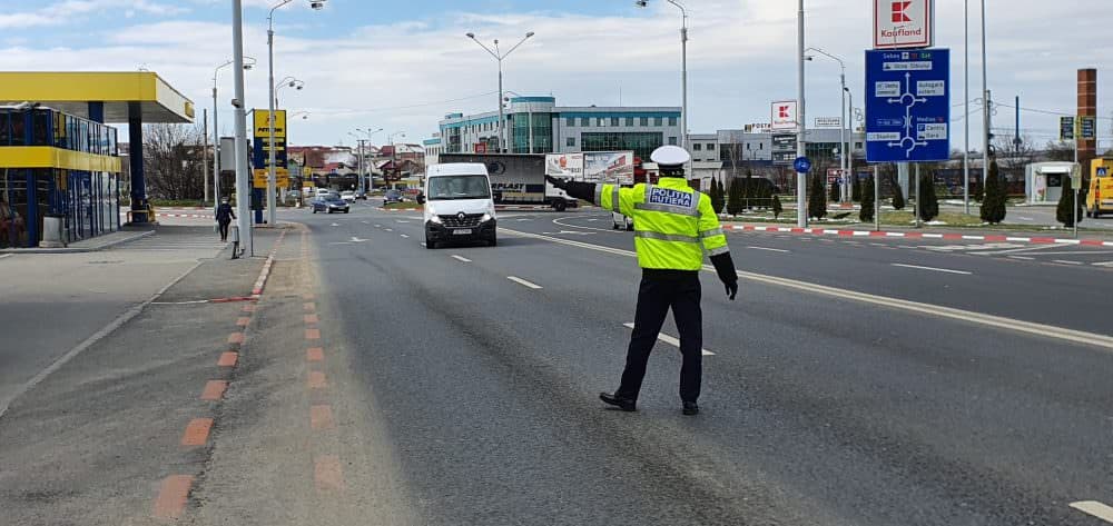 video foto - coronavirus - filtre de poliție în trafic la sibiu - sunt verificați toți șoferii, dar și pietonii