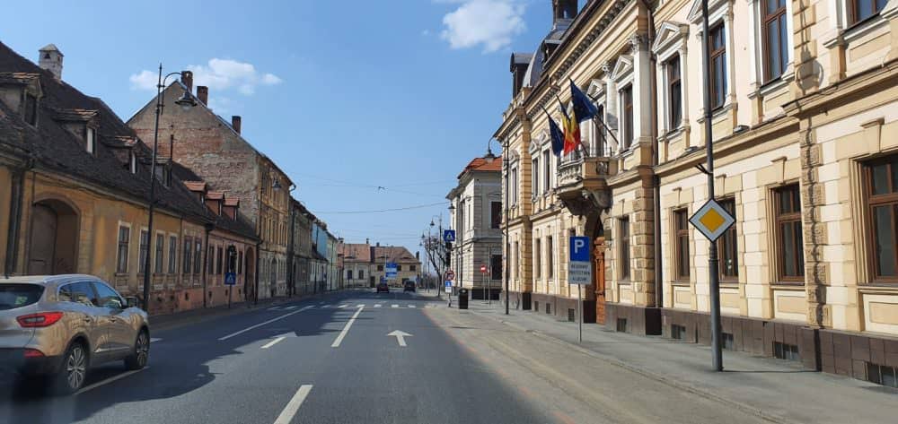 foto: sâmbătă sibienii stau acasă - orașul e aproape pustiu