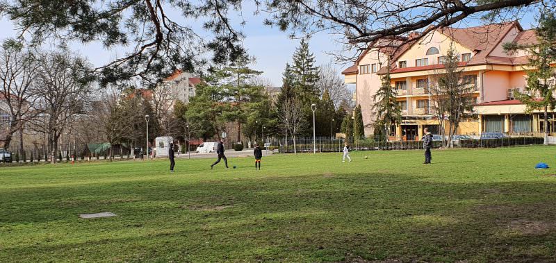 foto: sibiul în criza coronavirusului - plin de oameni în mall la shopping city, gol la terasele din centru