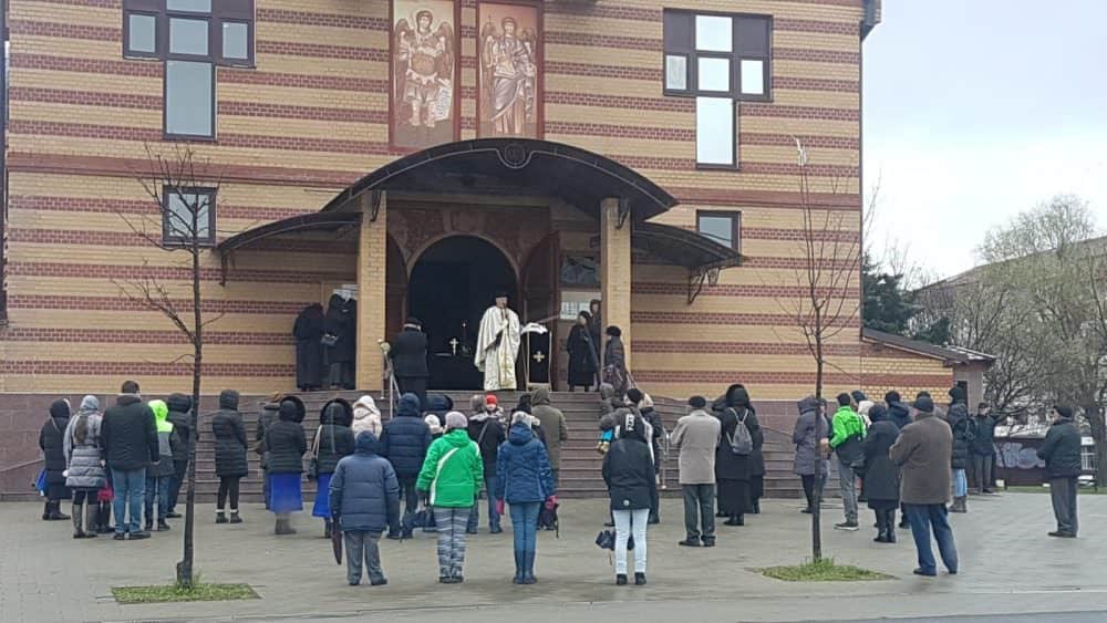 video foto credincioși împărtășiți cu aceeași linguriță la cluj - și la sibiu oamenii au mers la biserică