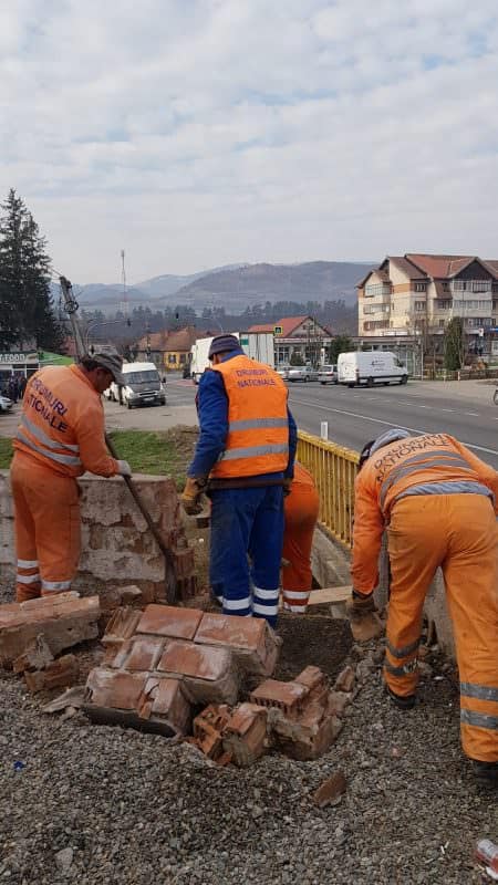 foto: lucrări la tălmaciu - se reface trecerea pietonală care traversează râul sadu