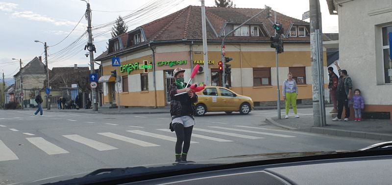 video foto imaginile zilei la sibiu în vremea coronavirusului - spectacol într-o intersecție