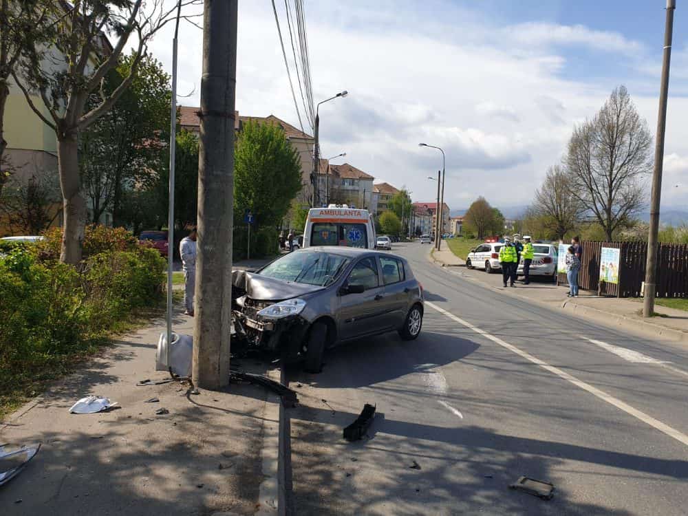 foto: accident pe strada maramureșului - o șoferiță a intrat cu mașina într-un stâlp