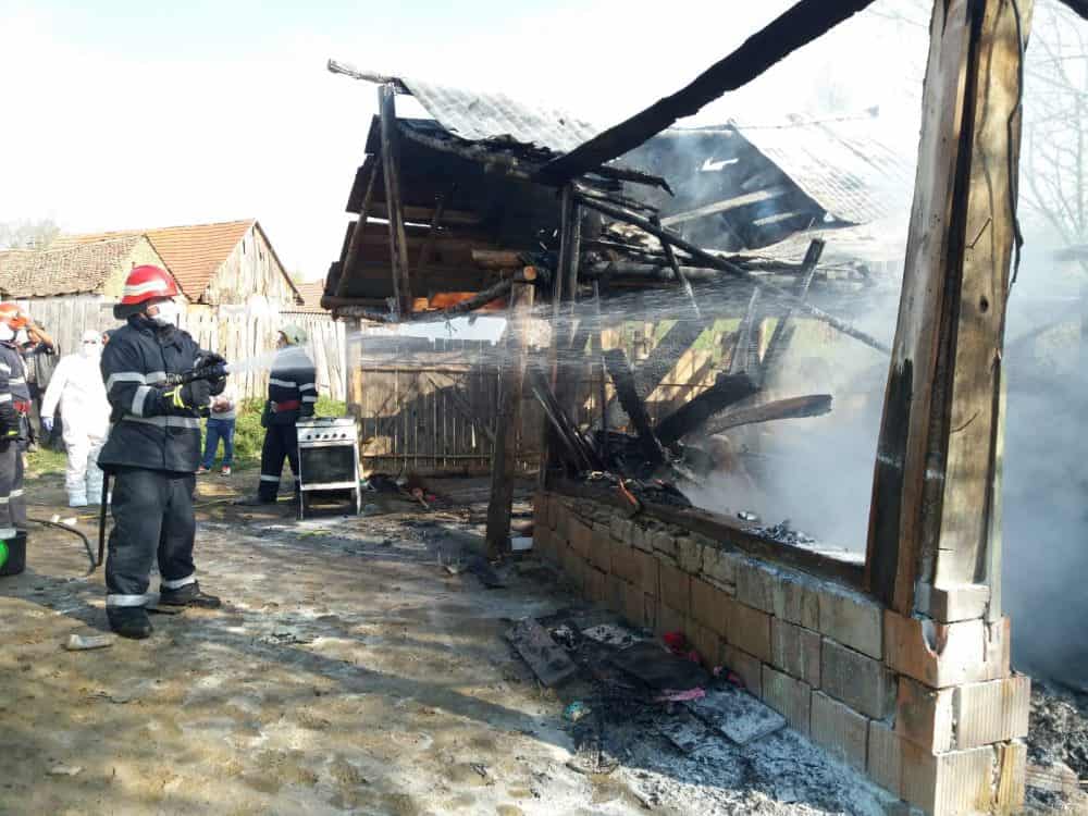 Bucătărie de vară din Chirpăr mistuită de flăcări - Incendiul a izbucnit de la un aragaz improvizat