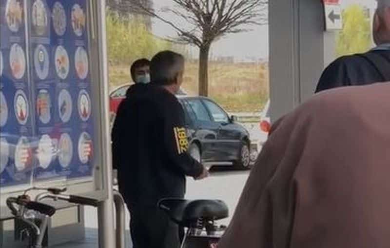 VIDEO: Scandal la Lidl pe Mihai Viteazul - Un bărbat indignat că trebuie să păstreze distanța