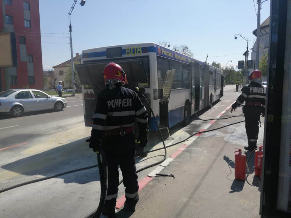 foto: incendiu în centrul sibiului - a luat foc motorul unui autobuz tursib