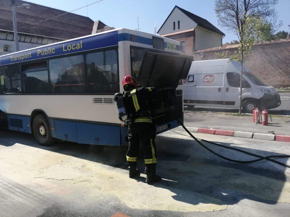 FOTO: Incendiu în centrul Sibiului - A luat foc motorul unui autobuz Tursib