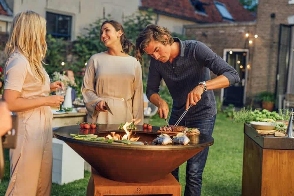 gratarul ofyr si serile speciale de vara petrecute cu prietenii tai in gradina