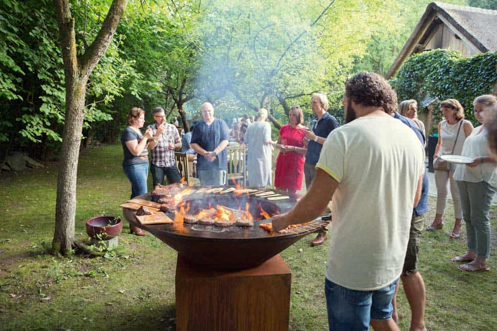 Gratarul OFYR si serile speciale de vara petrecute cu prietenii tai in gradina