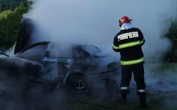 FOTO Autoturism mistuit de flăcări - Nimeni nu a fost rănit