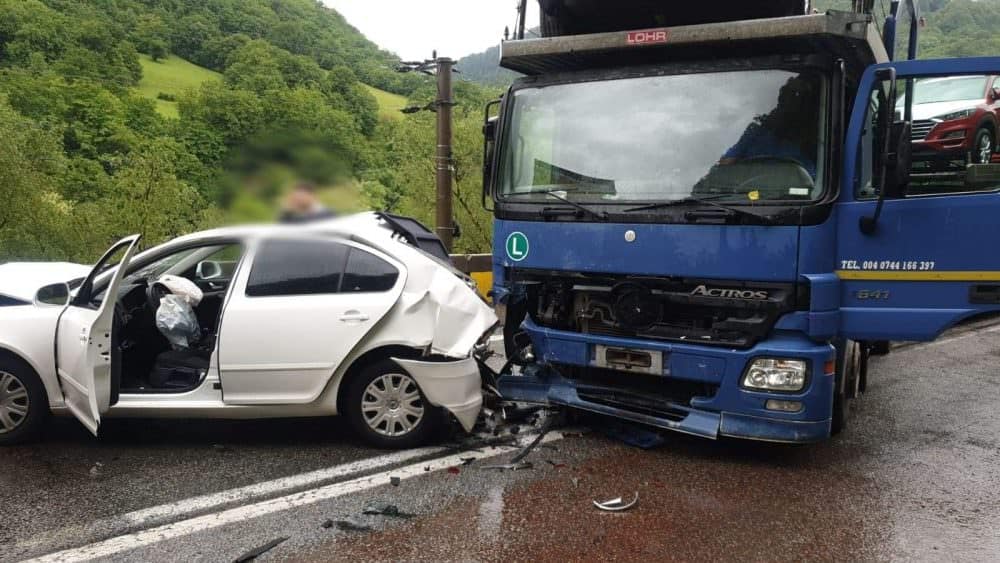 foto: accident grav pe valea oltului - doi răniți și patru mașini implicate