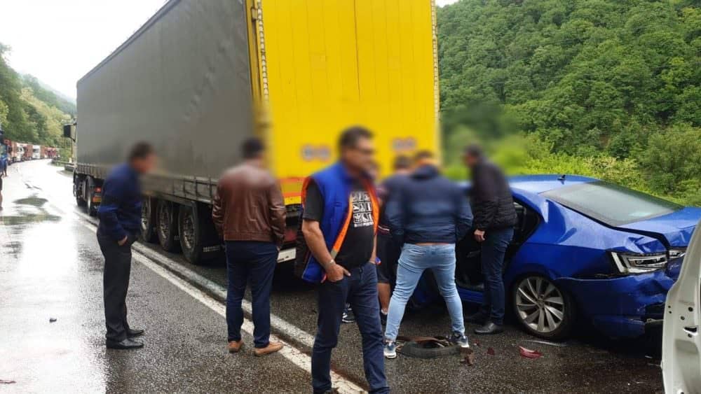 FOTO: Accident grav pe Valea Oltului - Doi răniți și patru mașini implicate