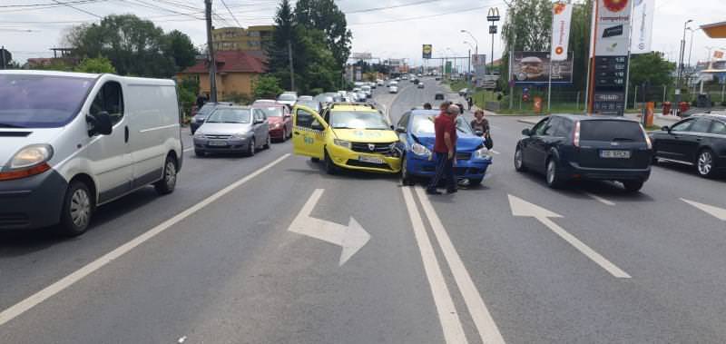 foto: trei accidente luni la sibiu - un motociclist rănit