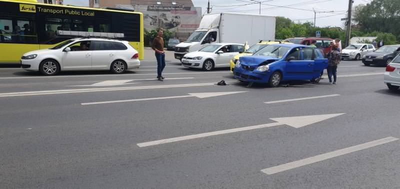 foto: trei accidente luni la sibiu - un motociclist rănit