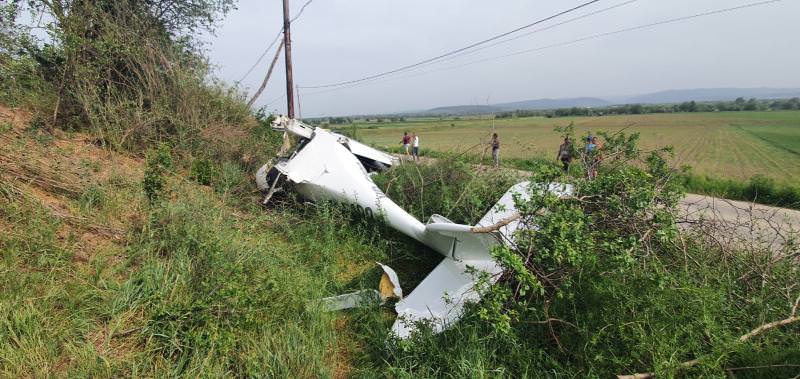 video un avion de mici dimensiuni a aterizat forțat în județul alba - pilotul este rănit