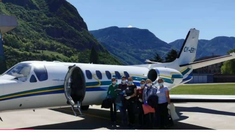 Opt românce au plecat la muncă în Italia cu avionul privat - Patronul nu regretă că le-a trimis aeronava la scară