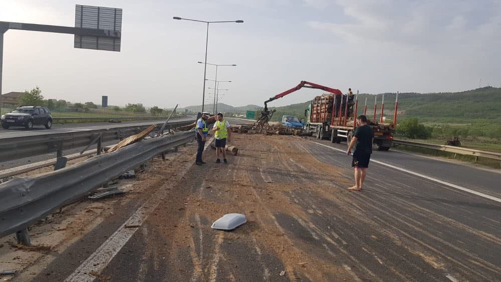 video foto autostradă blocată de lemne pe un sens la sibiu - au căzut peste două mașini