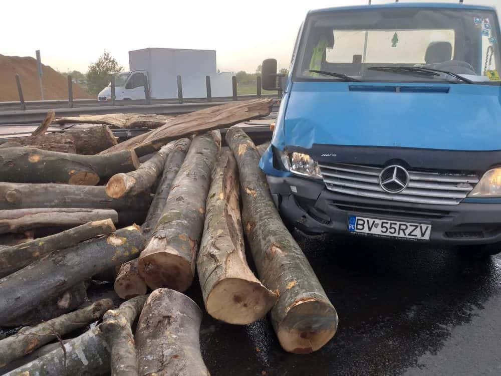 video foto autostradă blocată de lemne pe un sens la sibiu - au căzut peste două mașini