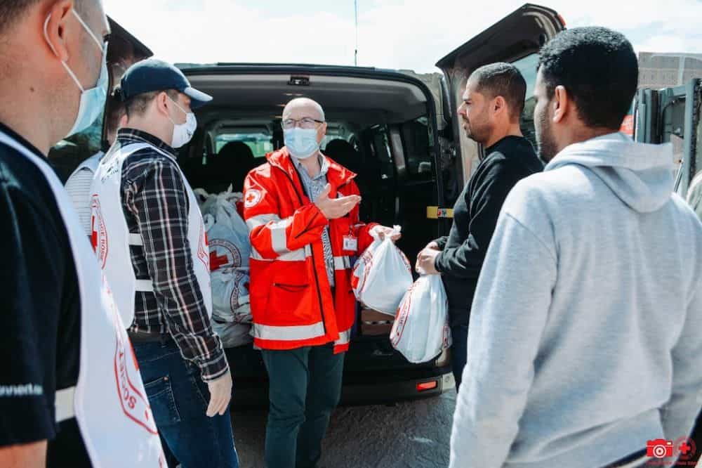 foto - ajutoare de la crucea roșie pentru egiptenii și tunisienii rămași pe drumuri la sibiu