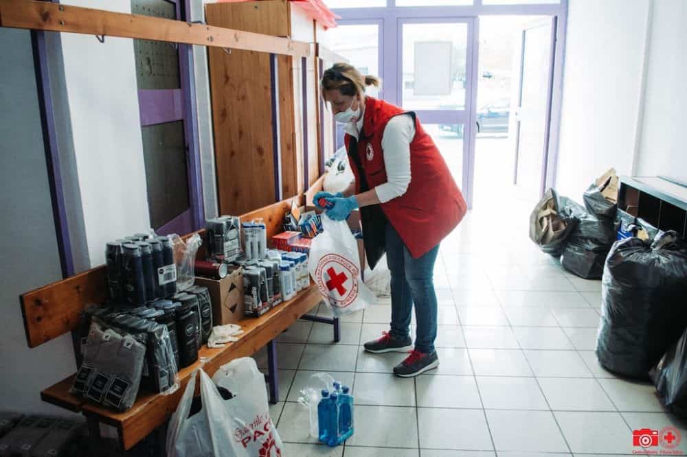 foto - ajutoare de la crucea roșie pentru egiptenii și tunisienii rămași pe drumuri la sibiu