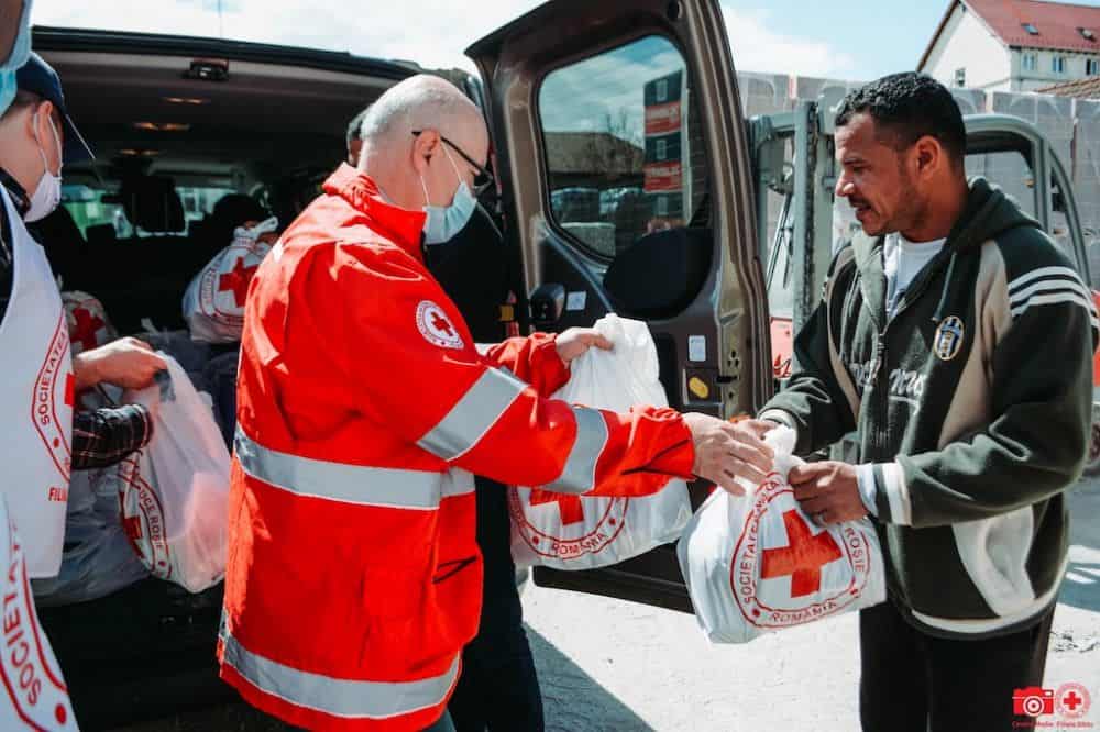 foto - ajutoare de la crucea roșie pentru egiptenii și tunisienii rămași pe drumuri la sibiu